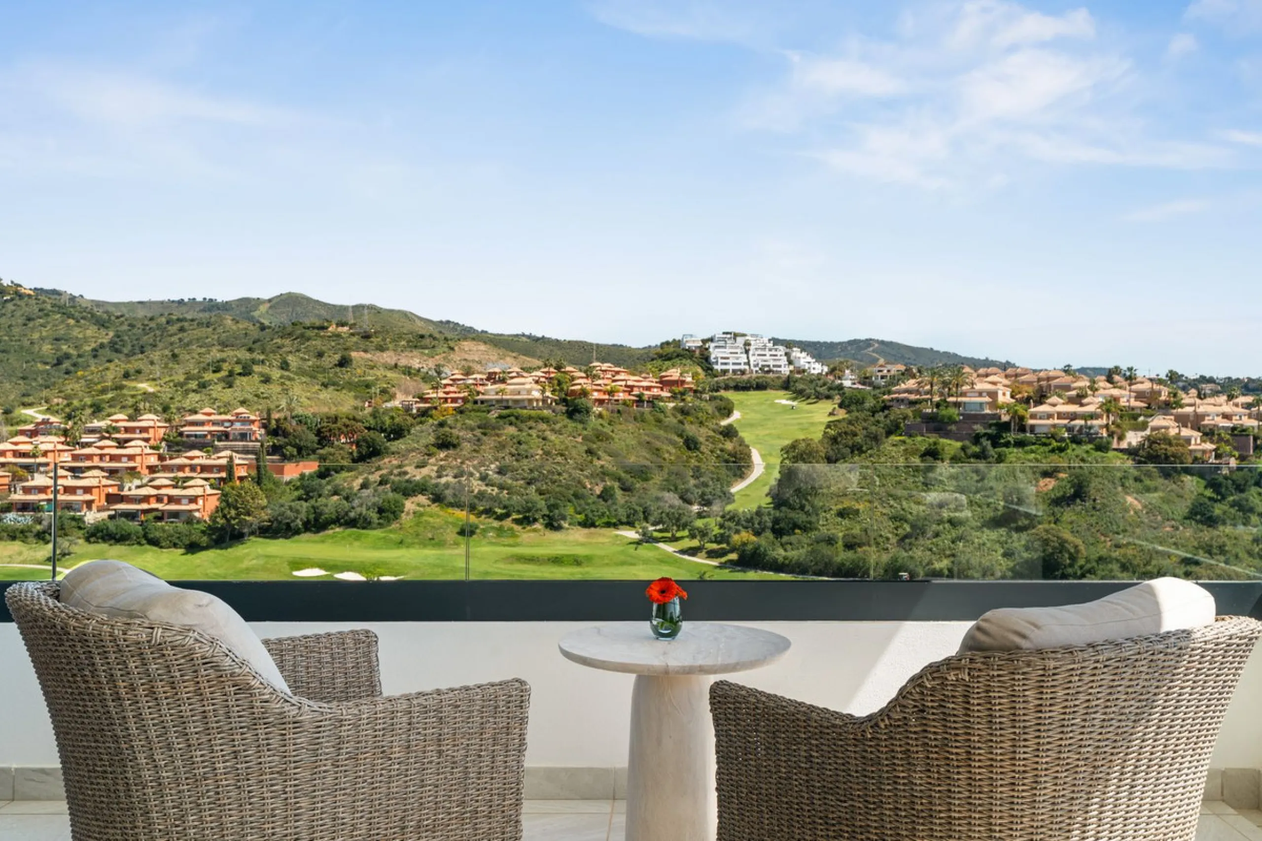 Exclusive apartment in Santa Clara Golf with unbeatable sea and golf views.