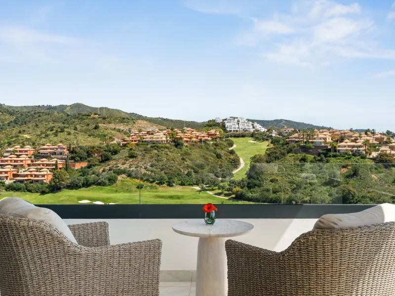 Exclusive apartment in Santa Clara Golf with unbeatable sea and golf views.