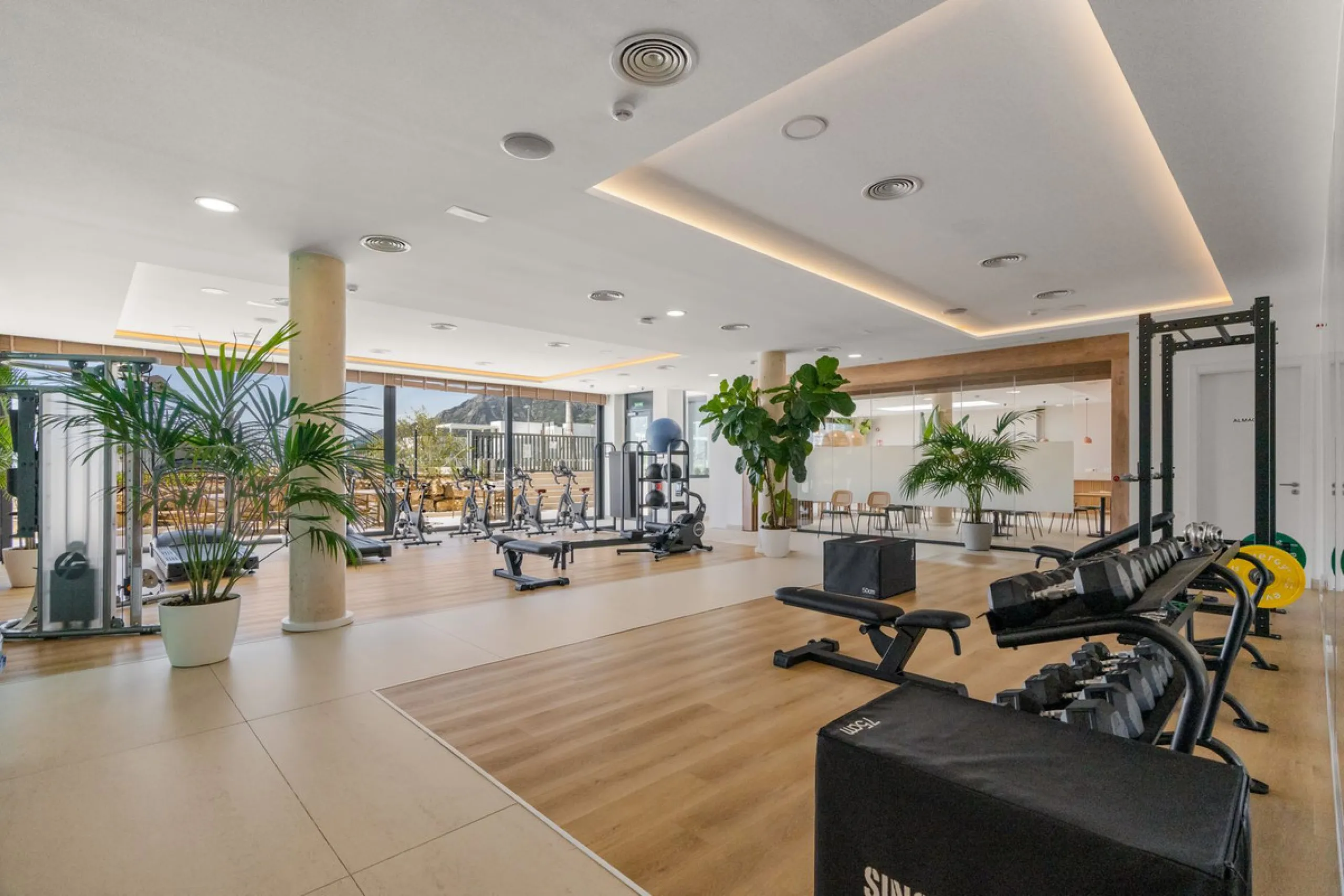 Exclusive apartment in Santa Clara Golf with unbeatable sea and golf views.