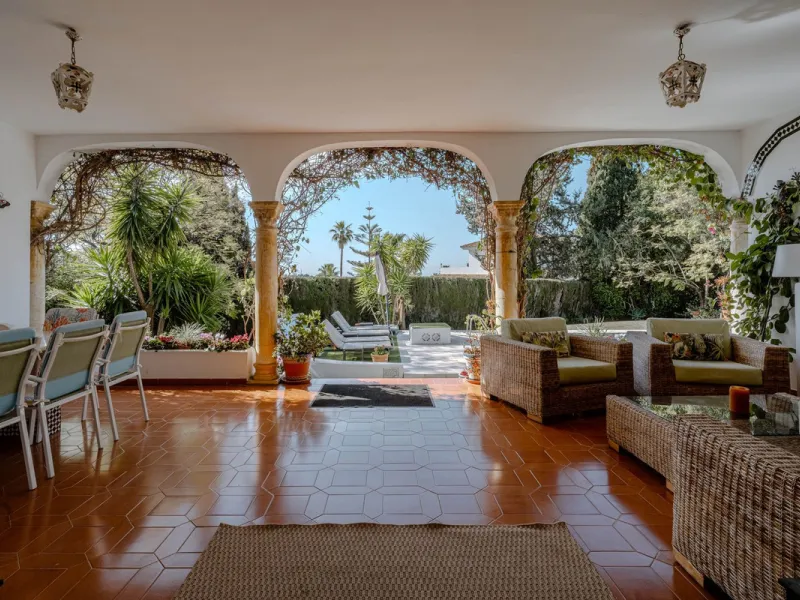 Set on a generous double plot in Paraiso Alto, this renovated 4 bedroom, 3 bathroom bungalow offers an exceptional blend of style and space. South-facing, the property enjoys sea and golf course views, creating a peaceful and tranquil atmosphere.
