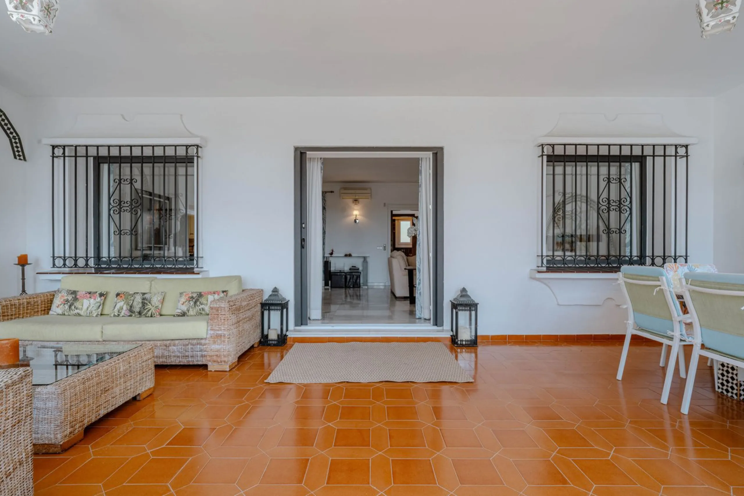 House - Detached Villa в продаже в El Paraiso, Málaga. В доме 4 спален и 3 ванных комнат. Площадь дома 260 м². Площадь участка 1900 м²