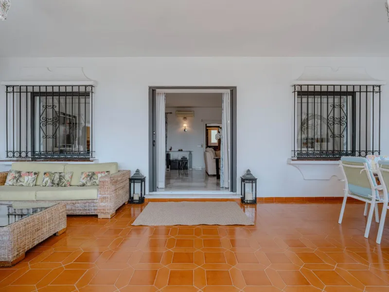 House - Detached Villa в продаже в El Paraiso, Málaga. В доме 4 спален и 3 ванных комнат. Площадь дома 260 м². Площадь участка 1900 м²