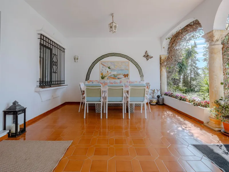 House - Detached Villa в продаже в El Paraiso, Málaga. В доме 4 спален и 3 ванных комнат. Площадь дома 260 м². Площадь участка 1900 м²