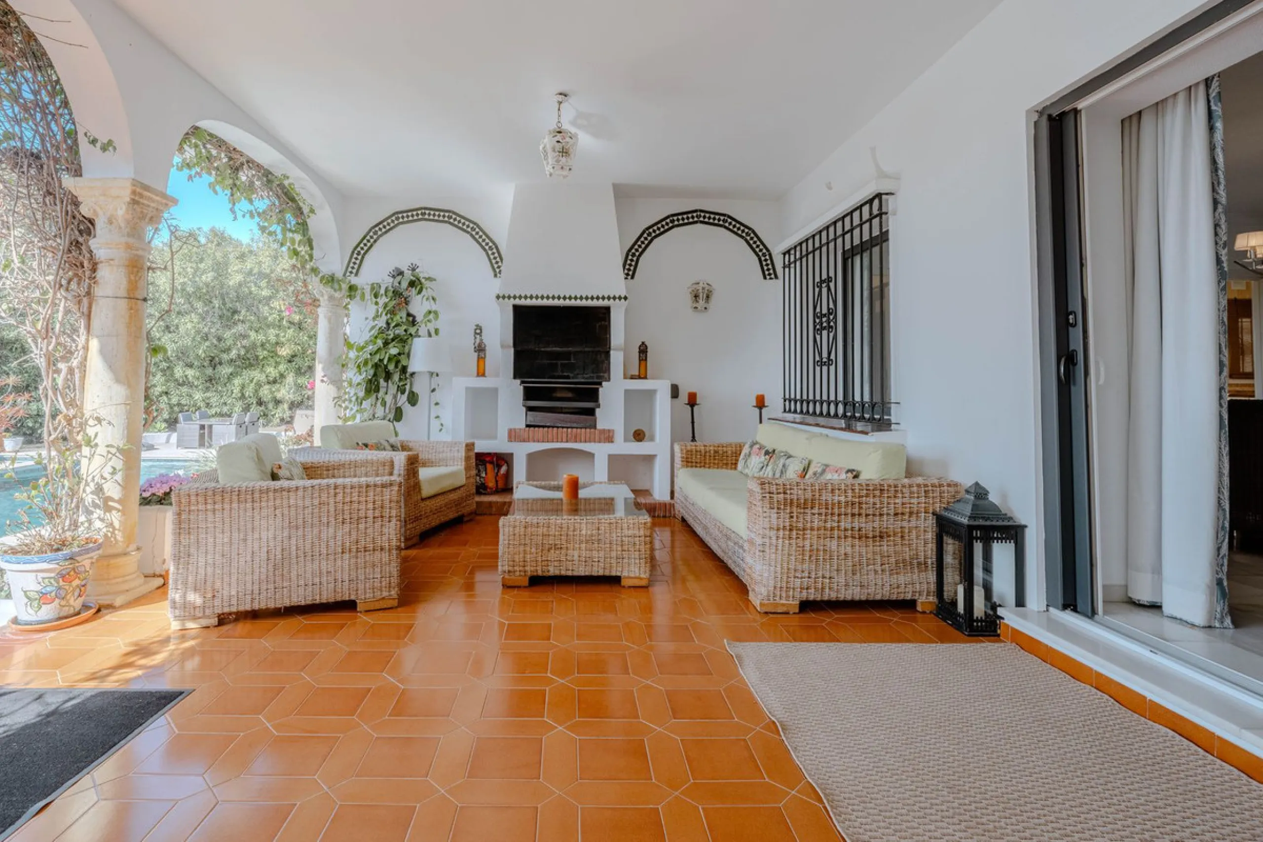 House - Detached Villa в продаже в El Paraiso, Málaga. В доме 4 спален и 3 ванных комнат. Площадь дома 260 м². Площадь участка 1900 м²