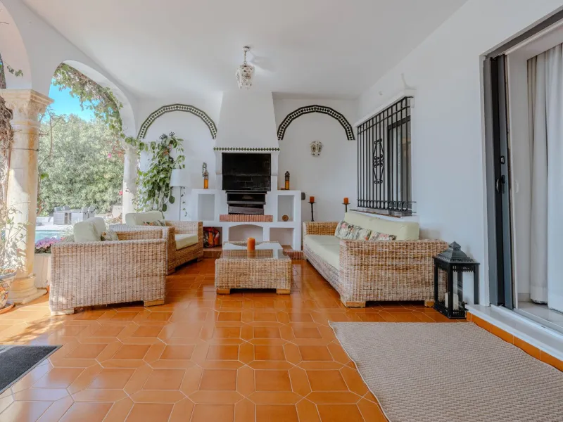 House - Detached Villa в продаже в El Paraiso, Málaga. В доме 4 спален и 3 ванных комнат. Площадь дома 260 м². Площадь участка 1900 м²