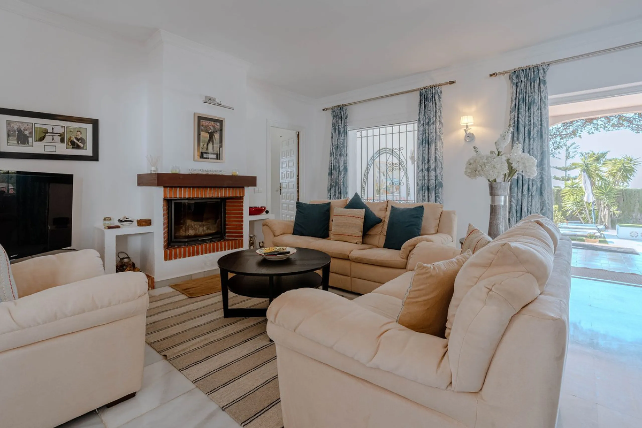 House - Detached Villa в продаже в El Paraiso, Málaga. В доме 4 спален и 3 ванных комнат. Площадь дома 260 м². Площадь участка 1900 м²