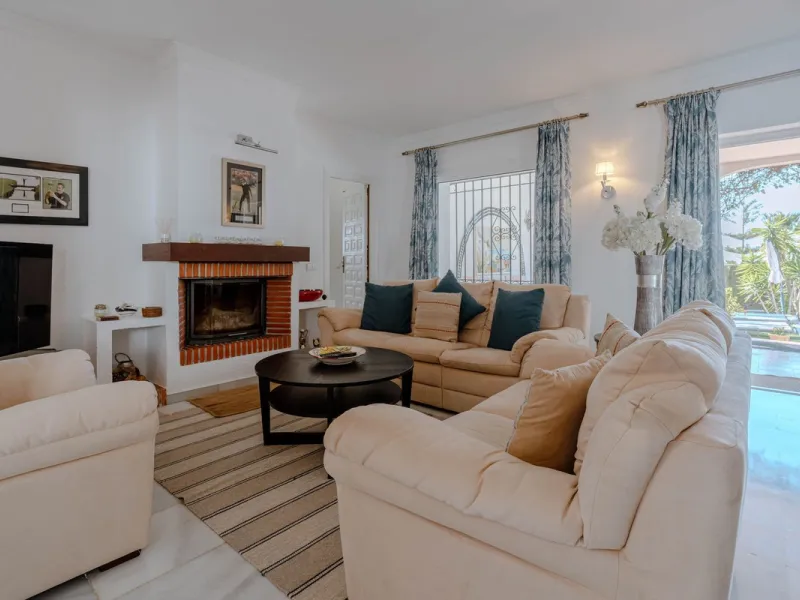 House - Detached Villa в продаже в El Paraiso, Málaga. В доме 4 спален и 3 ванных комнат. Площадь дома 260 м². Площадь участка 1900 м²