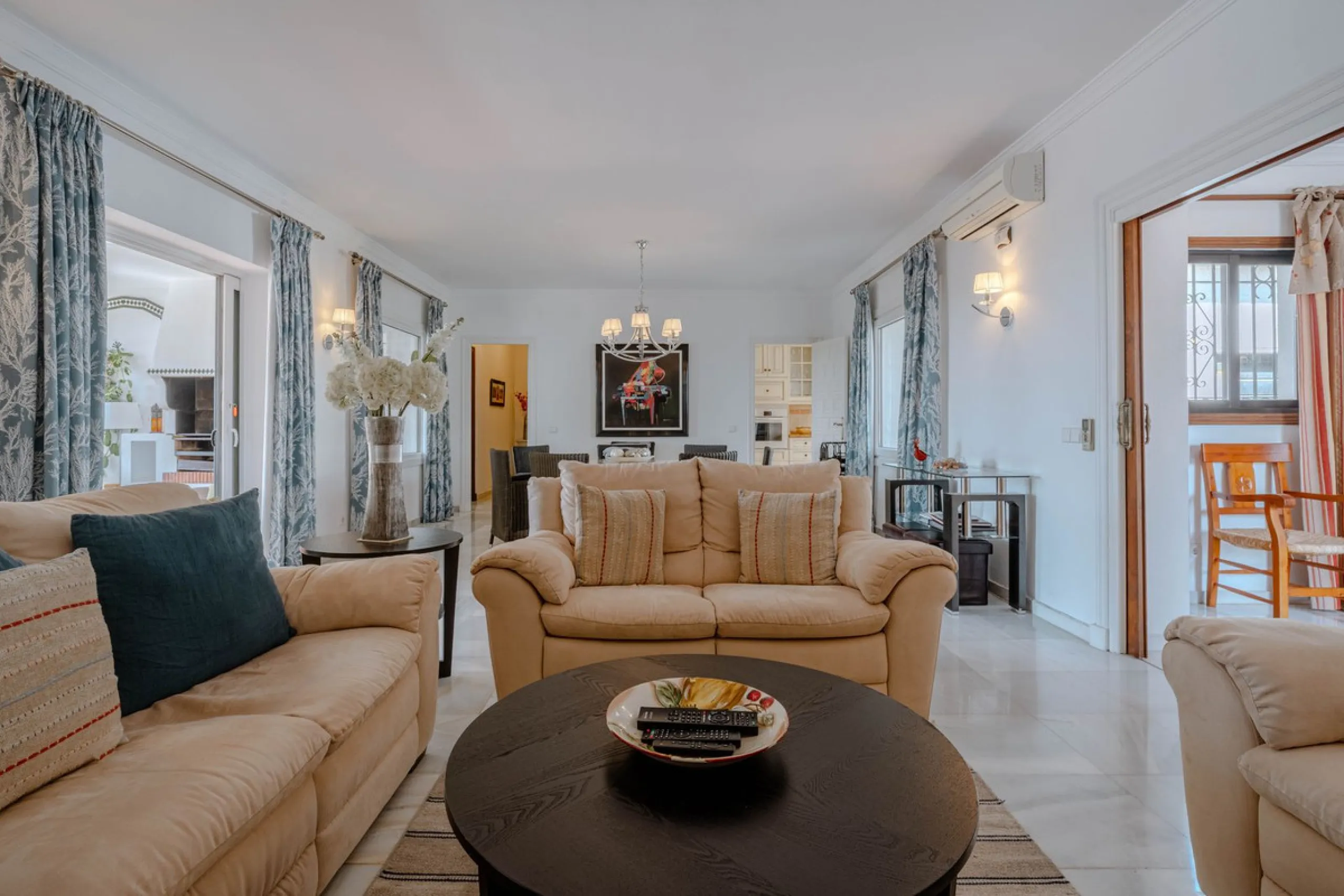 House - Detached Villa в продаже в El Paraiso, Málaga. В доме 4 спален и 3 ванных комнат. Площадь дома 260 м². Площадь участка 1900 м²