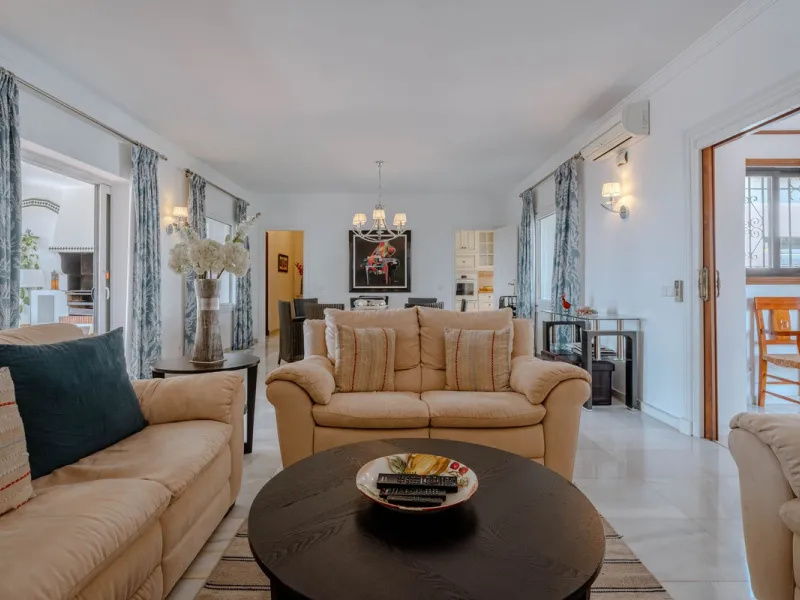 House - Detached Villa в продаже в El Paraiso, Málaga. В доме 4 спален и 3 ванных комнат. Площадь дома 260 м². Площадь участка 1900 м²