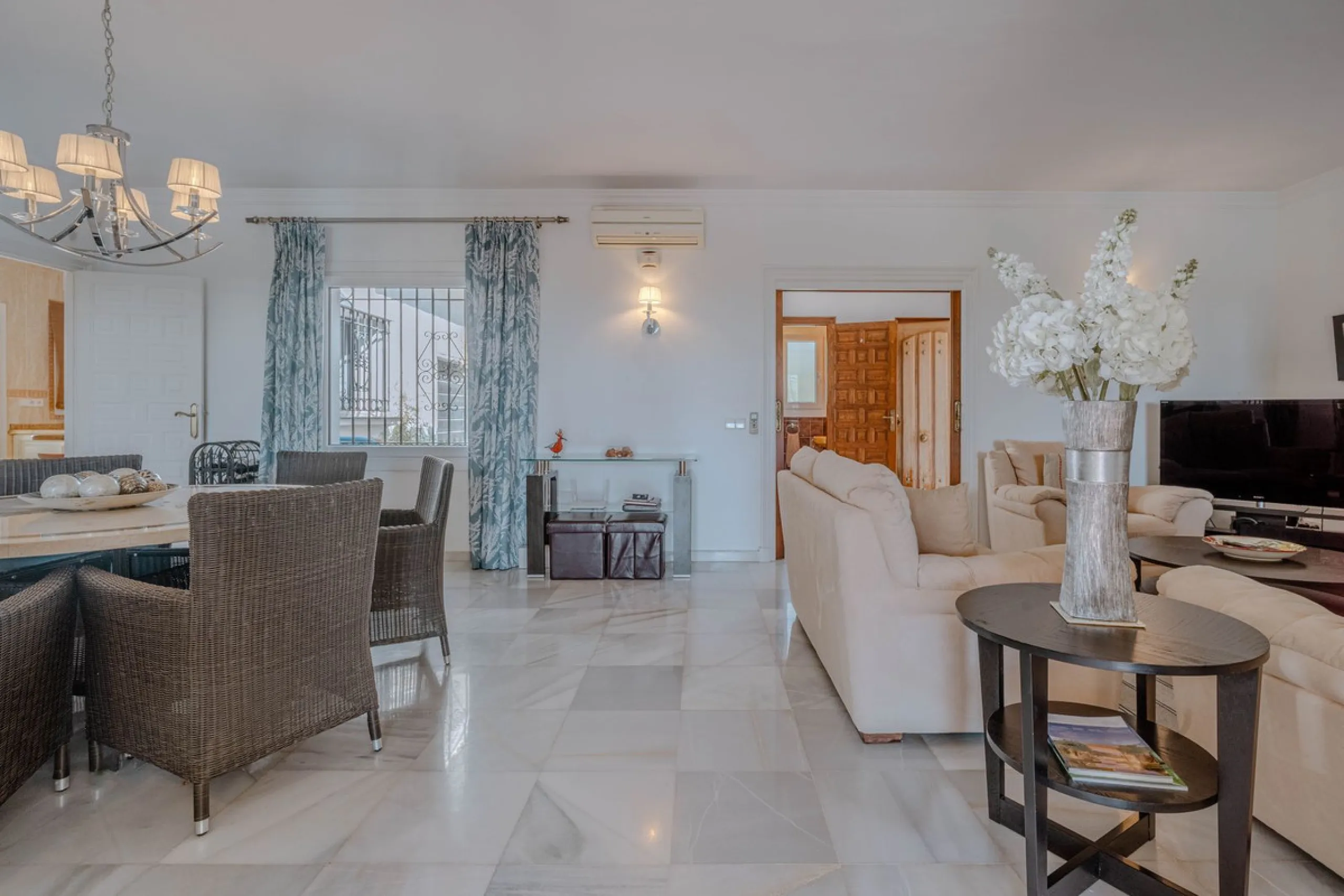 House - Detached Villa в продаже в El Paraiso, Málaga. В доме 4 спален и 3 ванных комнат. Площадь дома 260 м². Площадь участка 1900 м²