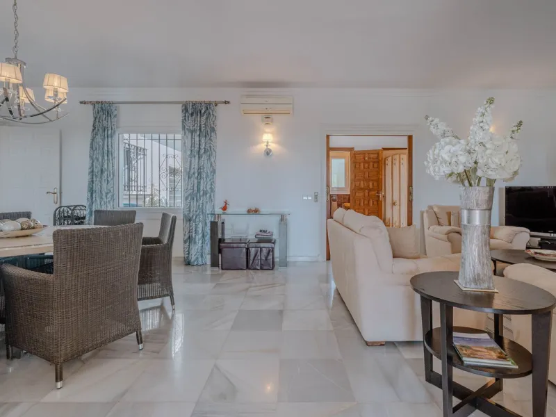 House - Detached Villa в продаже в El Paraiso, Málaga. В доме 4 спален и 3 ванных комнат. Площадь дома 260 м². Площадь участка 1900 м²