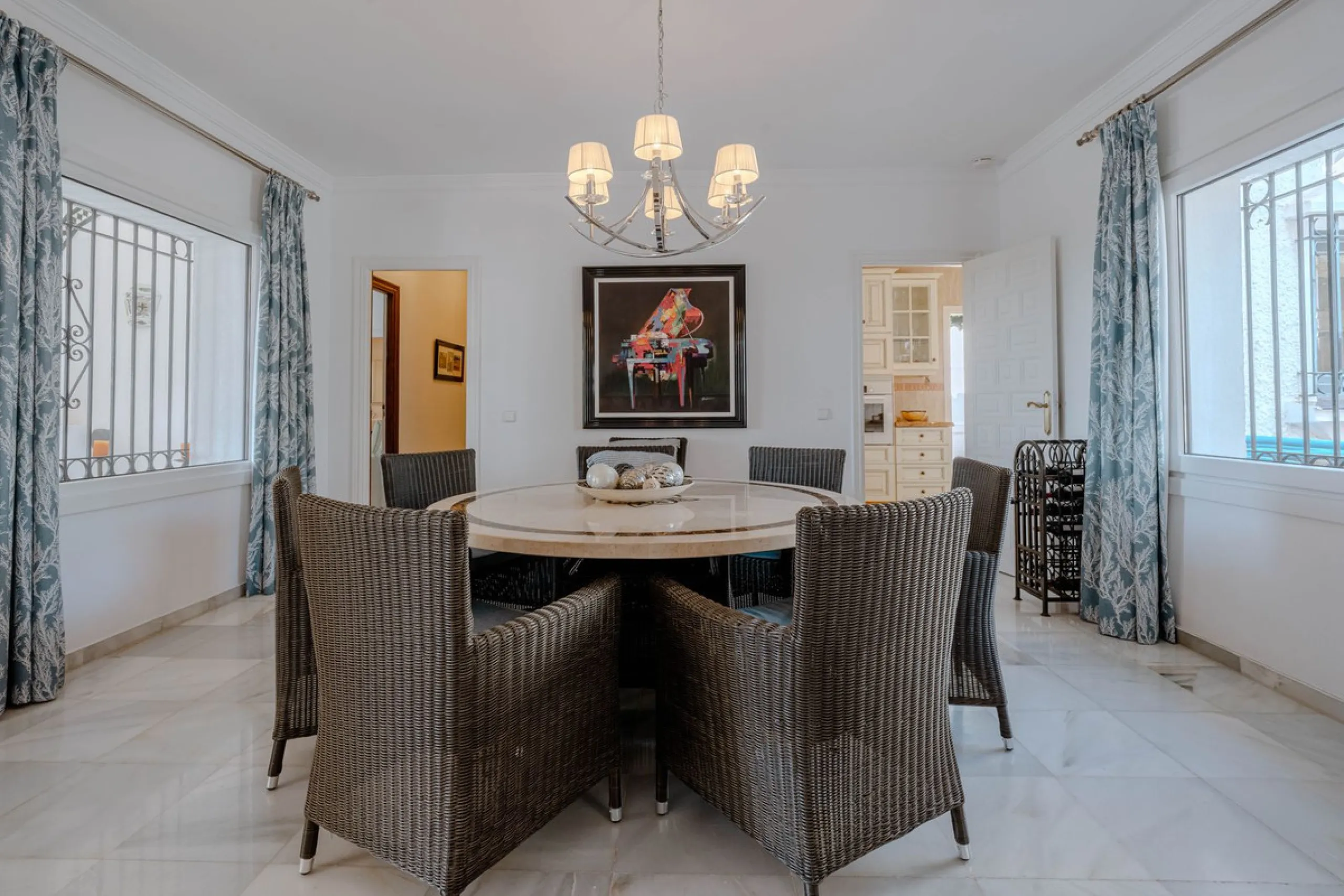 House - Detached Villa в продаже в El Paraiso, Málaga. В доме 4 спален и 3 ванных комнат. Площадь дома 260 м². Площадь участка 1900 м²