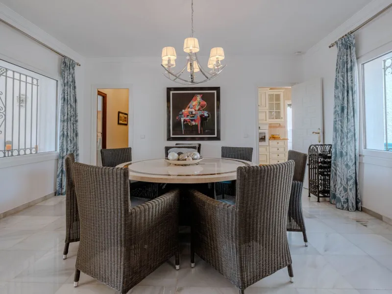 House - Detached Villa в продаже в El Paraiso, Málaga. В доме 4 спален и 3 ванных комнат. Площадь дома 260 м². Площадь участка 1900 м²