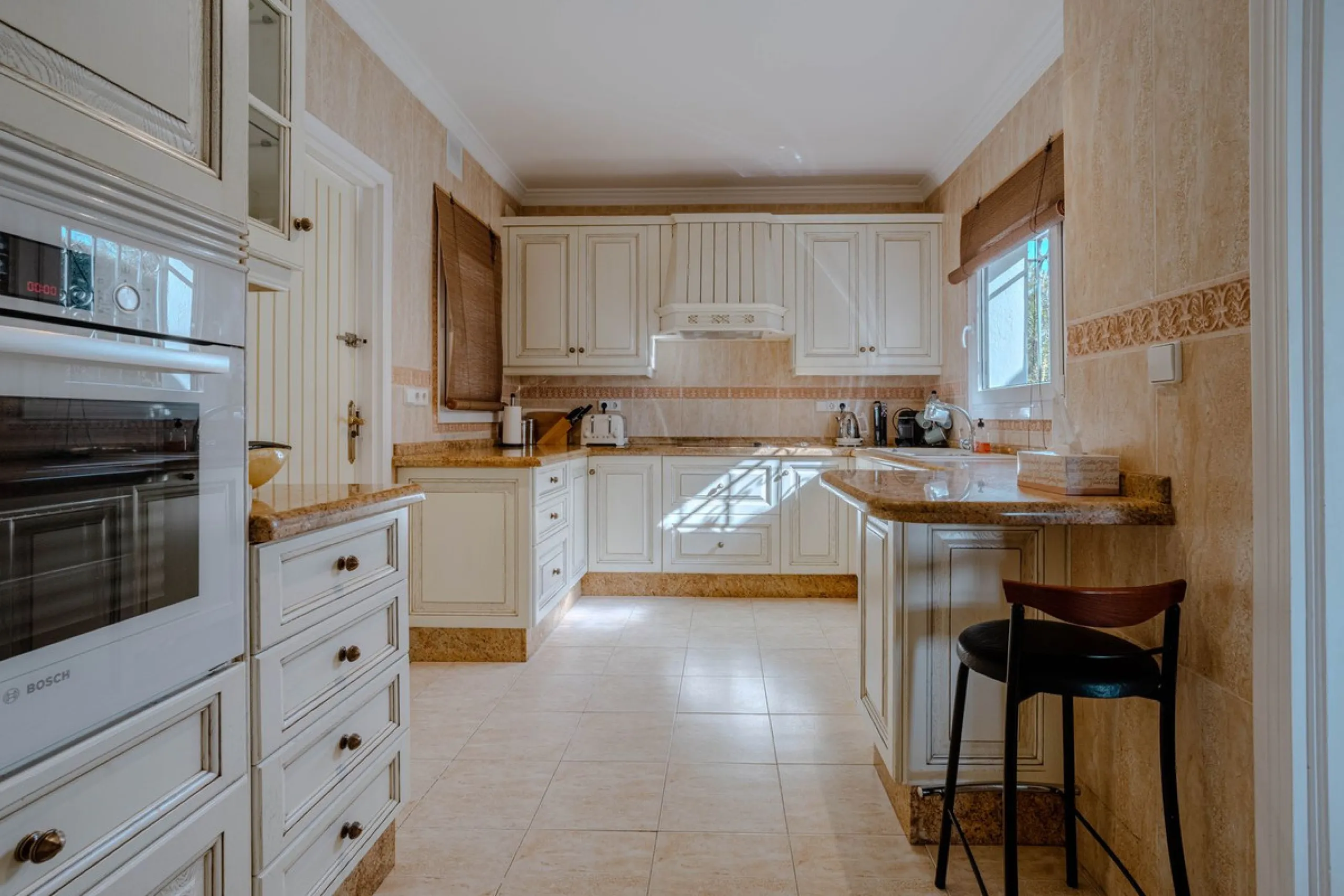 House - Detached Villa в продаже в El Paraiso, Málaga. В доме 4 спален и 3 ванных комнат. Площадь дома 260 м². Площадь участка 1900 м²