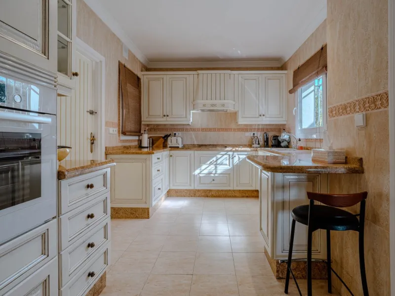 House - Detached Villa в продаже в El Paraiso, Málaga. В доме 4 спален и 3 ванных комнат. Площадь дома 260 м². Площадь участка 1900 м²