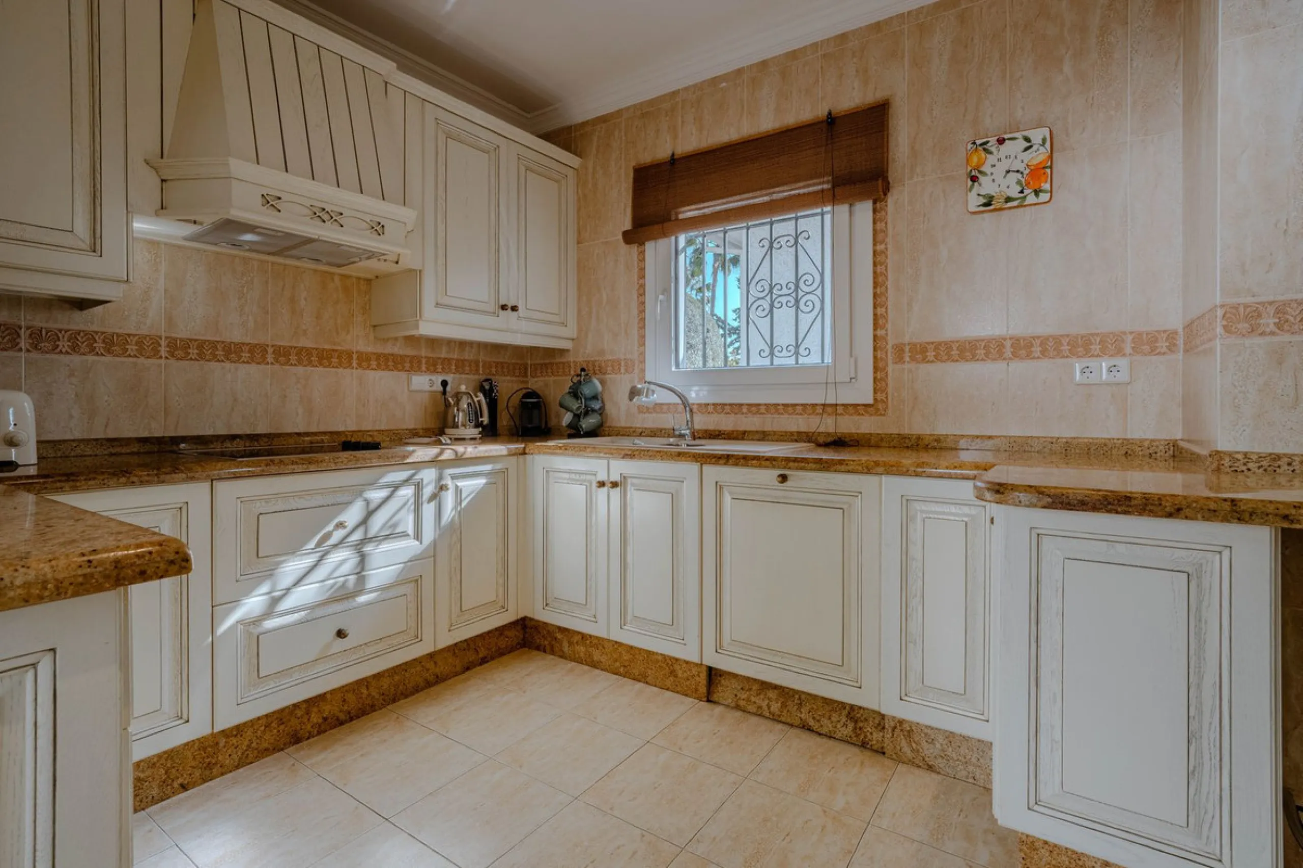 House - Detached Villa в продаже в El Paraiso, Málaga. В доме 4 спален и 3 ванных комнат. Площадь дома 260 м². Площадь участка 1900 м²