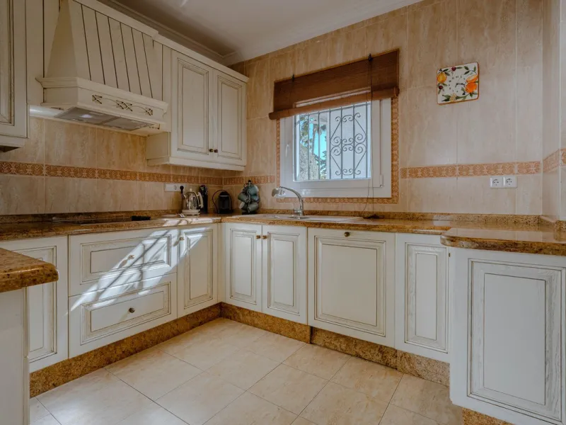 House - Detached Villa в продаже в El Paraiso, Málaga. В доме 4 спален и 3 ванных комнат. Площадь дома 260 м². Площадь участка 1900 м²