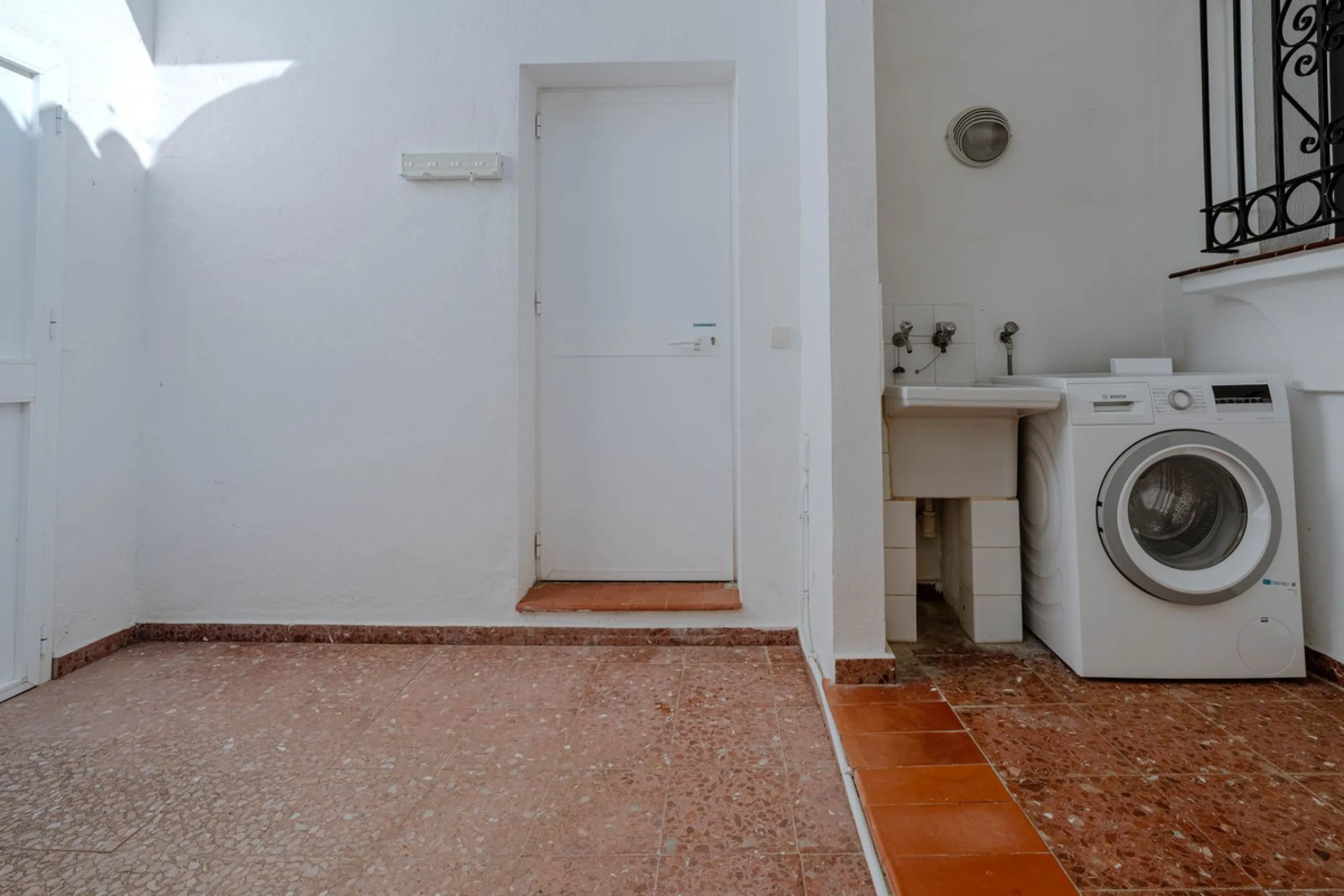 House - Detached Villa в продаже в El Paraiso, Málaga. В доме 4 спален и 3 ванных комнат. Площадь дома 260 м². Площадь участка 1900 м²