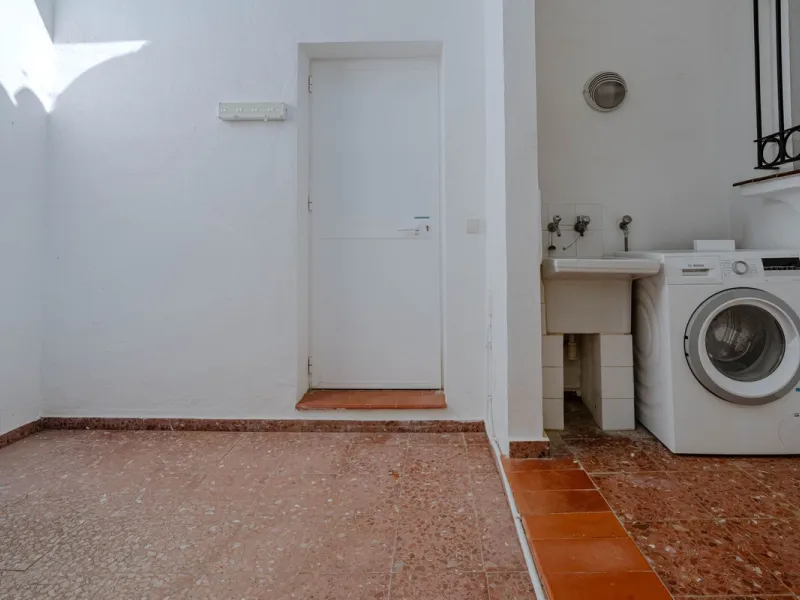 House - Detached Villa в продаже в El Paraiso, Málaga. В доме 4 спален и 3 ванных комнат. Площадь дома 260 м². Площадь участка 1900 м²