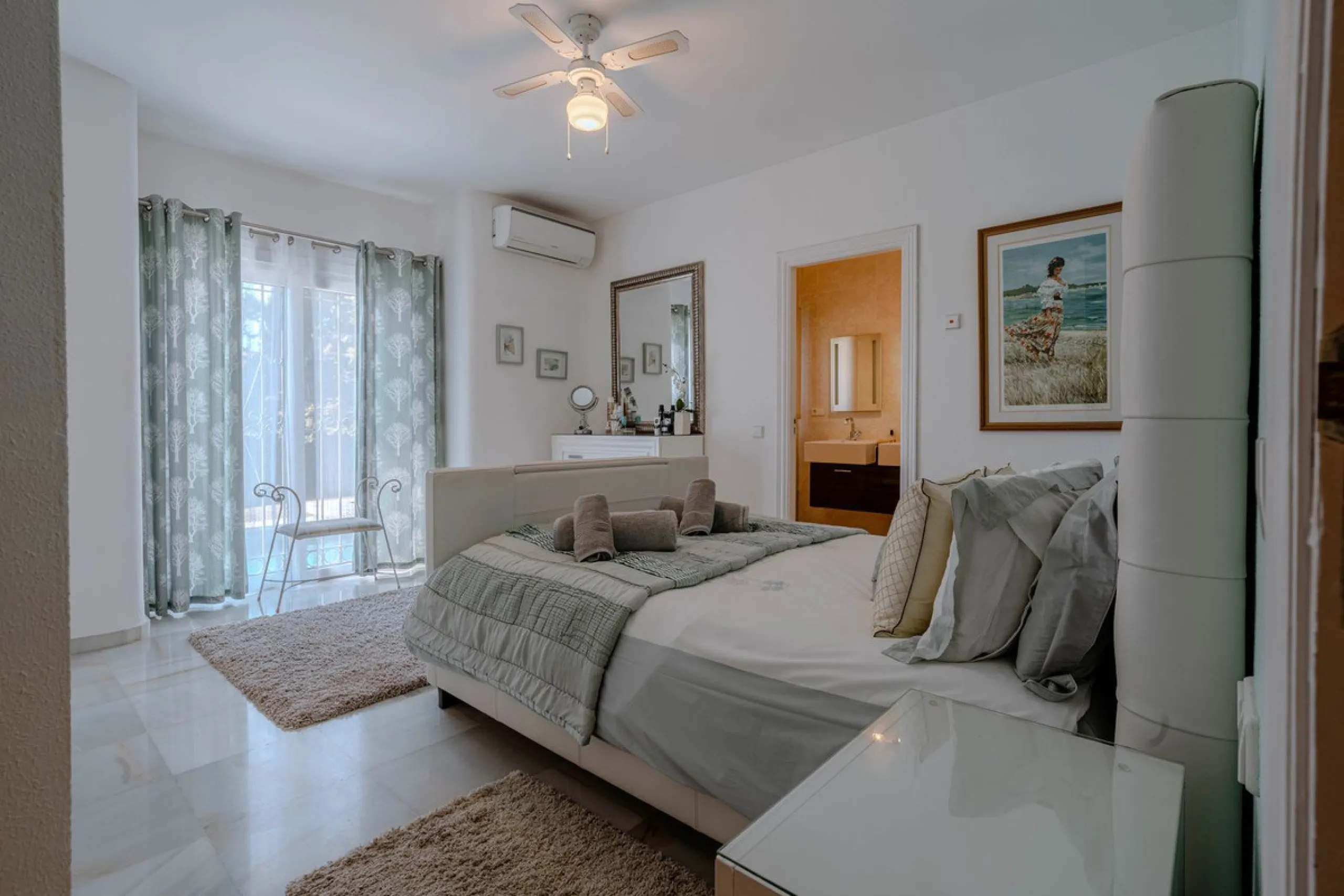 House - Detached Villa в продаже в El Paraiso, Málaga. В доме 4 спален и 3 ванных комнат. Площадь дома 260 м². Площадь участка 1900 м²