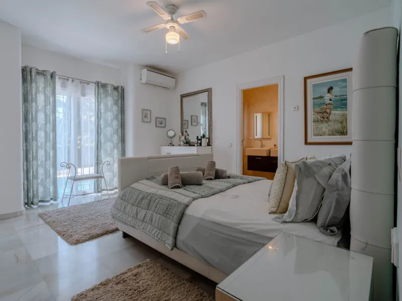House - Detached Villa в продаже в El Paraiso, Málaga. В доме 4 спален и 3 ванных комнат. Площадь дома 260 м². Площадь участка 1900 м²