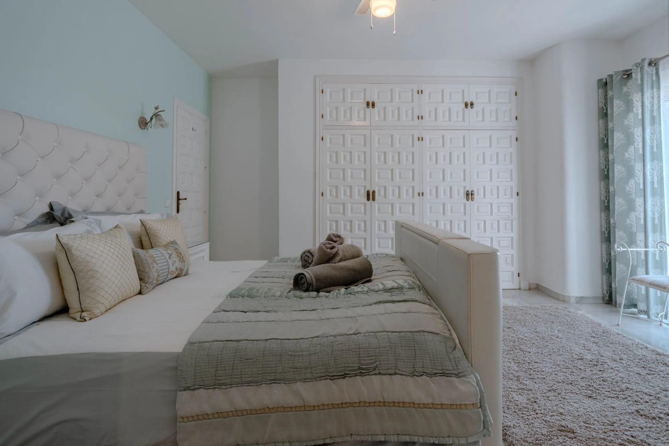House - Detached Villa в продаже в El Paraiso, Málaga. В доме 4 спален и 3 ванных комнат. Площадь дома 260 м². Площадь участка 1900 м²