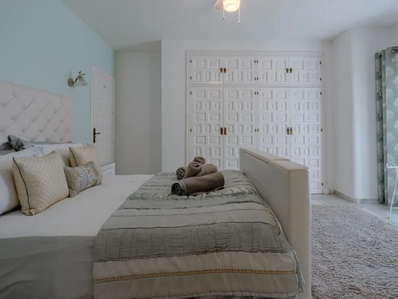 House - Detached Villa в продаже в El Paraiso, Málaga. В доме 4 спален и 3 ванных комнат. Площадь дома 260 м². Площадь участка 1900 м²