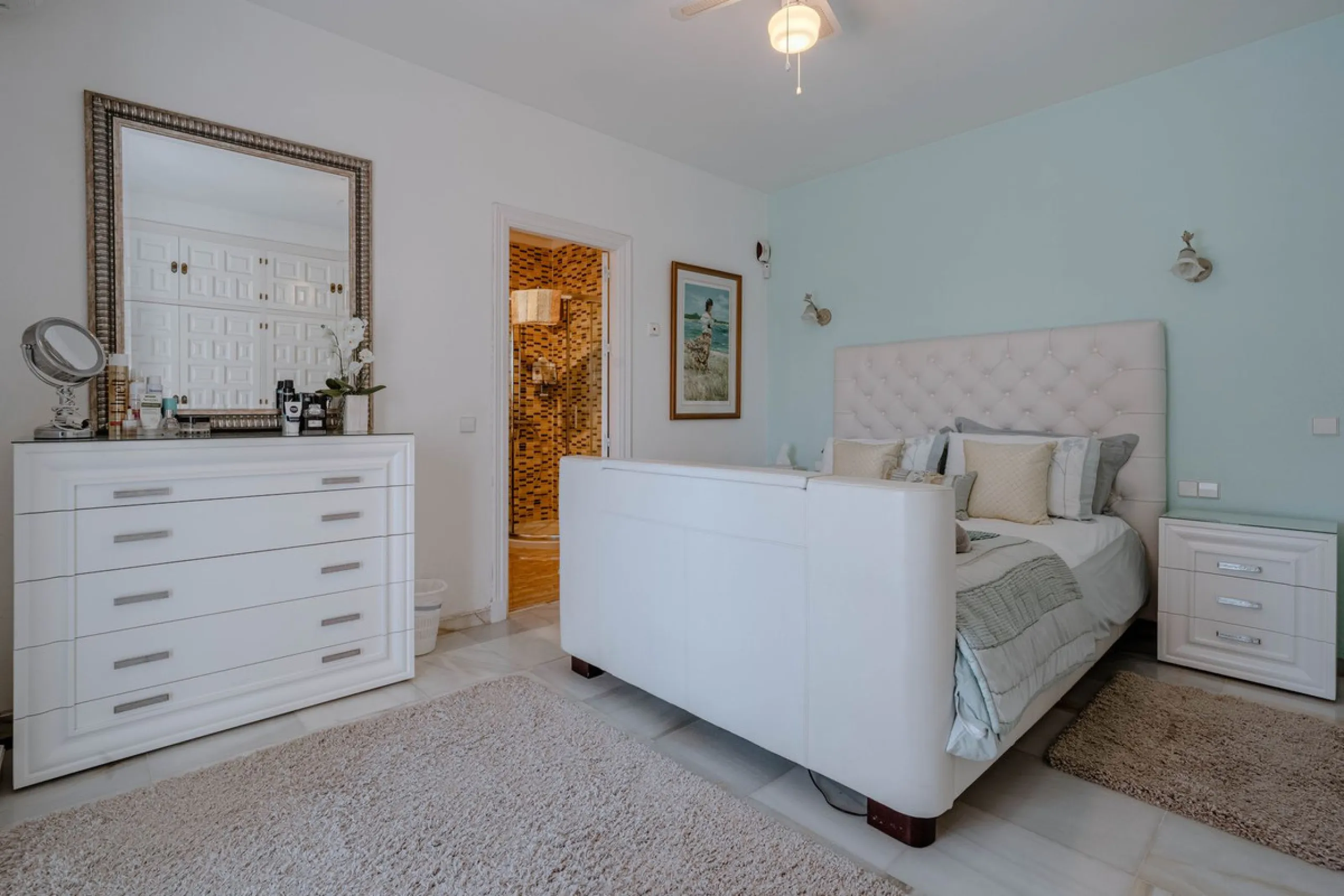 House - Detached Villa в продаже в El Paraiso, Málaga. В доме 4 спален и 3 ванных комнат. Площадь дома 260 м². Площадь участка 1900 м²