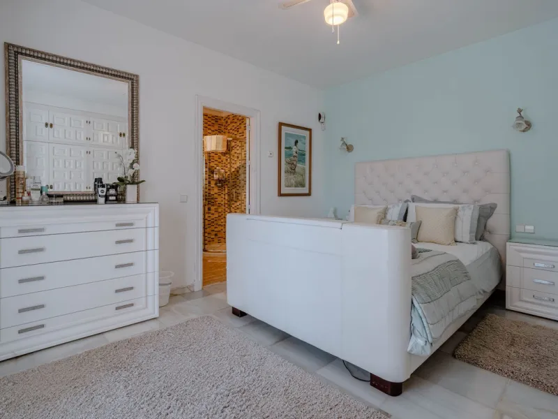 House - Detached Villa в продаже в El Paraiso, Málaga. В доме 4 спален и 3 ванных комнат. Площадь дома 260 м². Площадь участка 1900 м²