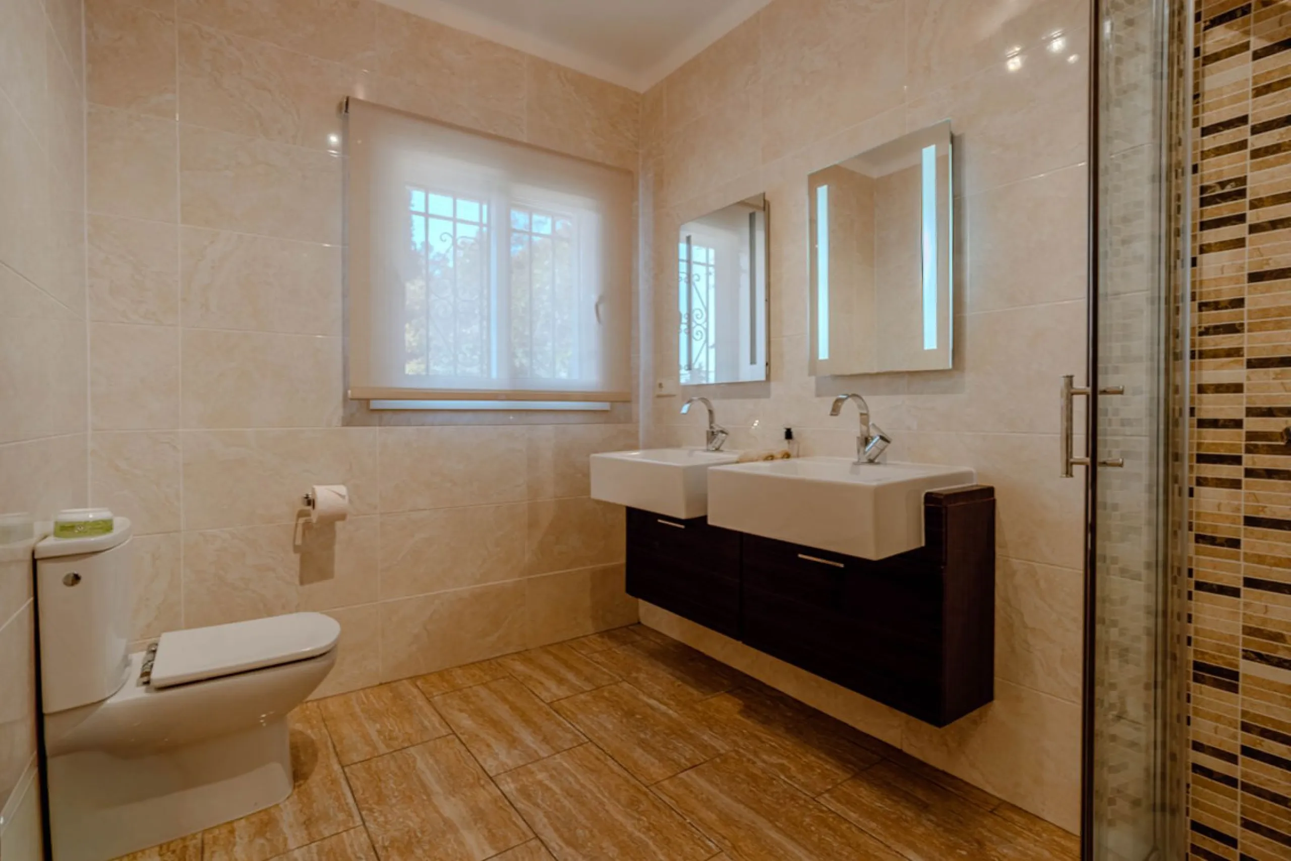 House - Detached Villa в продаже в El Paraiso, Málaga. В доме 4 спален и 3 ванных комнат. Площадь дома 260 м². Площадь участка 1900 м²