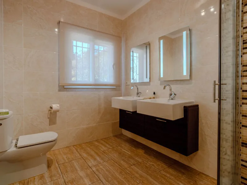 House - Detached Villa в продаже в El Paraiso, Málaga. В доме 4 спален и 3 ванных комнат. Площадь дома 260 м². Площадь участка 1900 м²