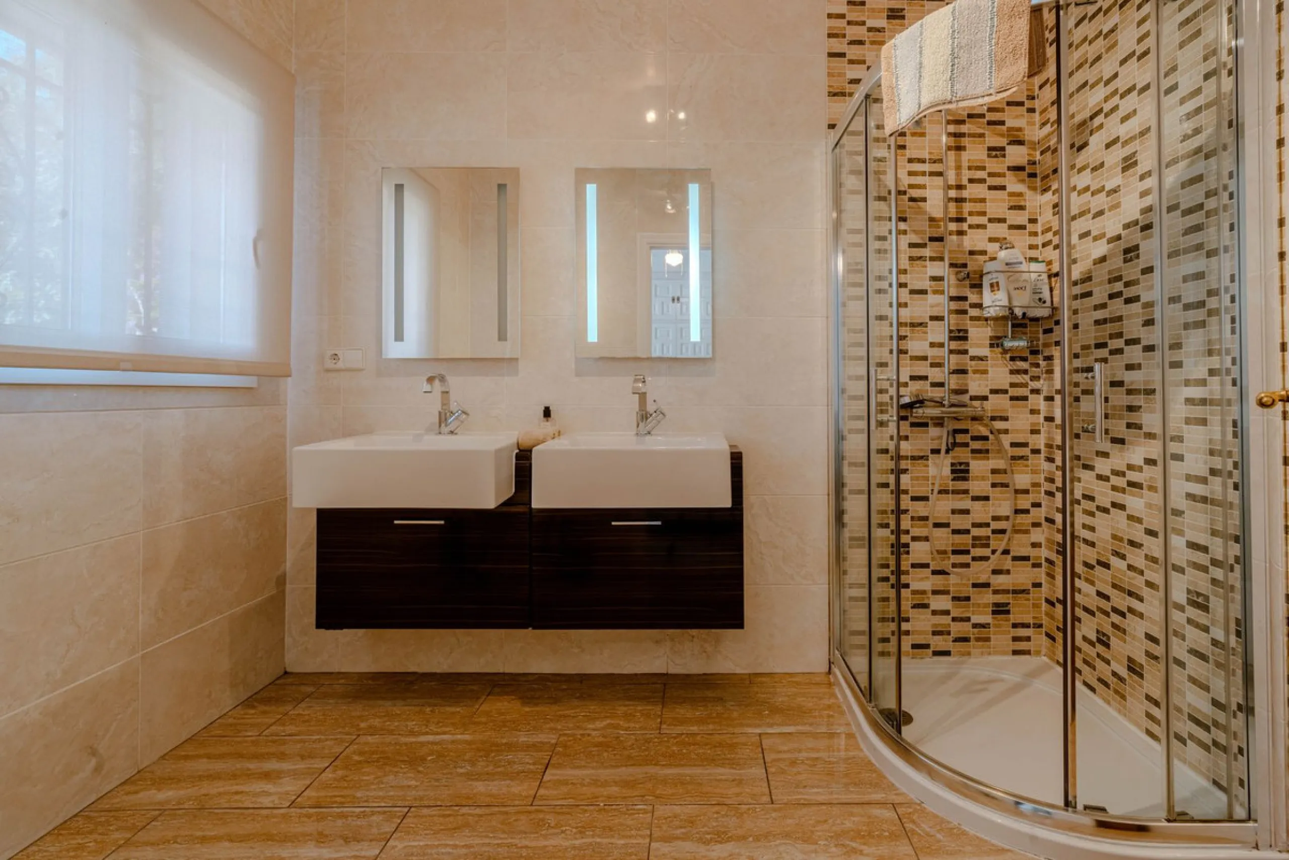 House - Detached Villa в продаже в El Paraiso, Málaga. В доме 4 спален и 3 ванных комнат. Площадь дома 260 м². Площадь участка 1900 м²