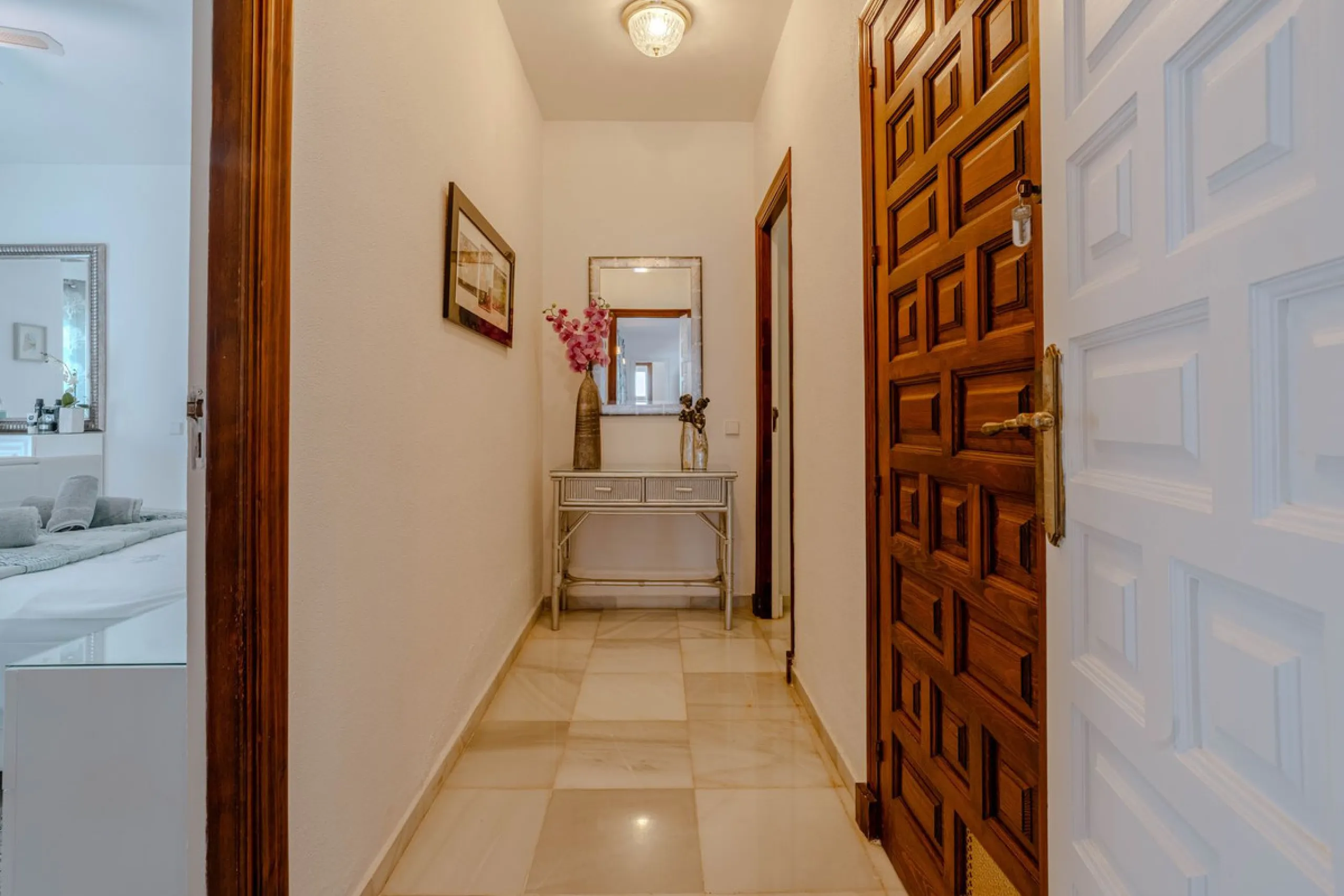 House - Detached Villa в продаже в El Paraiso, Málaga. В доме 4 спален и 3 ванных комнат. Площадь дома 260 м². Площадь участка 1900 м²