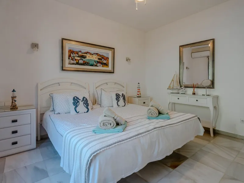 House - Detached Villa в продаже в El Paraiso, Málaga. В доме 4 спален и 3 ванных комнат. Площадь дома 260 м². Площадь участка 1900 м²