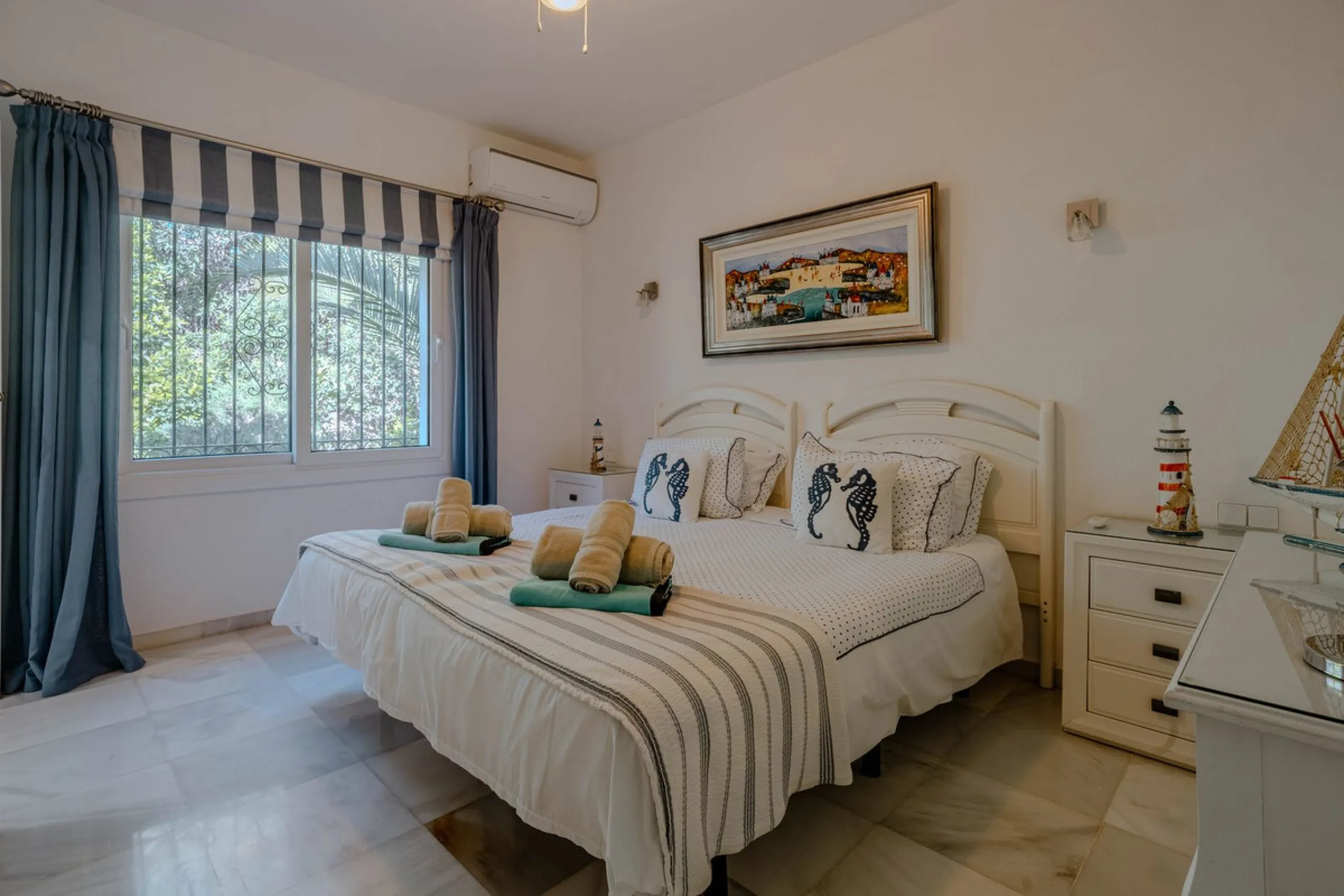 House - Detached Villa в продаже в El Paraiso, Málaga. В доме 4 спален и 3 ванных комнат. Площадь дома 260 м². Площадь участка 1900 м²