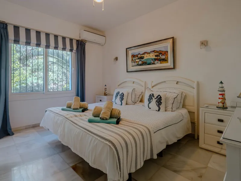 House - Detached Villa в продаже в El Paraiso, Málaga. В доме 4 спален и 3 ванных комнат. Площадь дома 260 м². Площадь участка 1900 м²