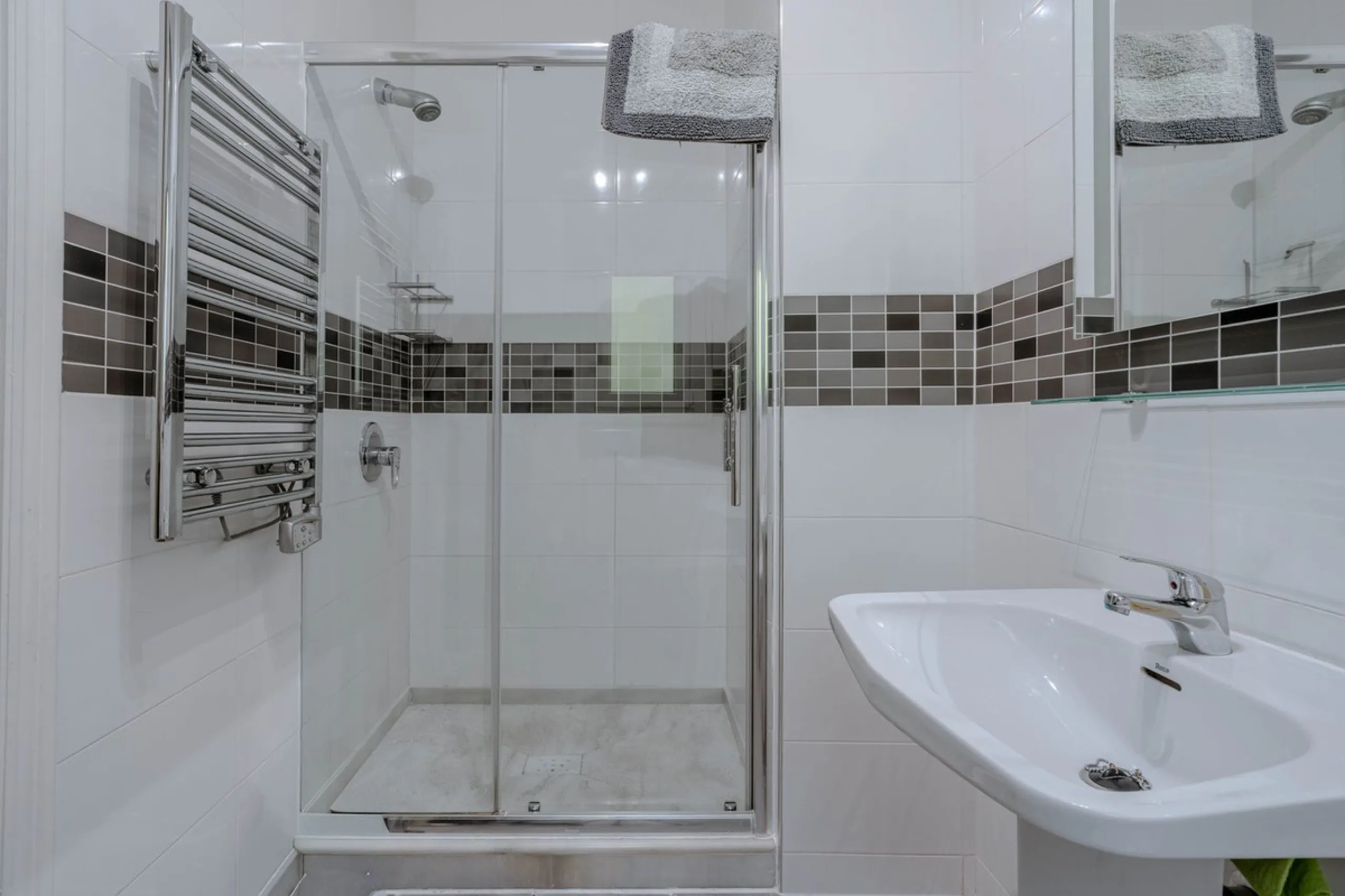 House - Detached Villa в продаже в El Paraiso, Málaga. В доме 4 спален и 3 ванных комнат. Площадь дома 260 м². Площадь участка 1900 м²