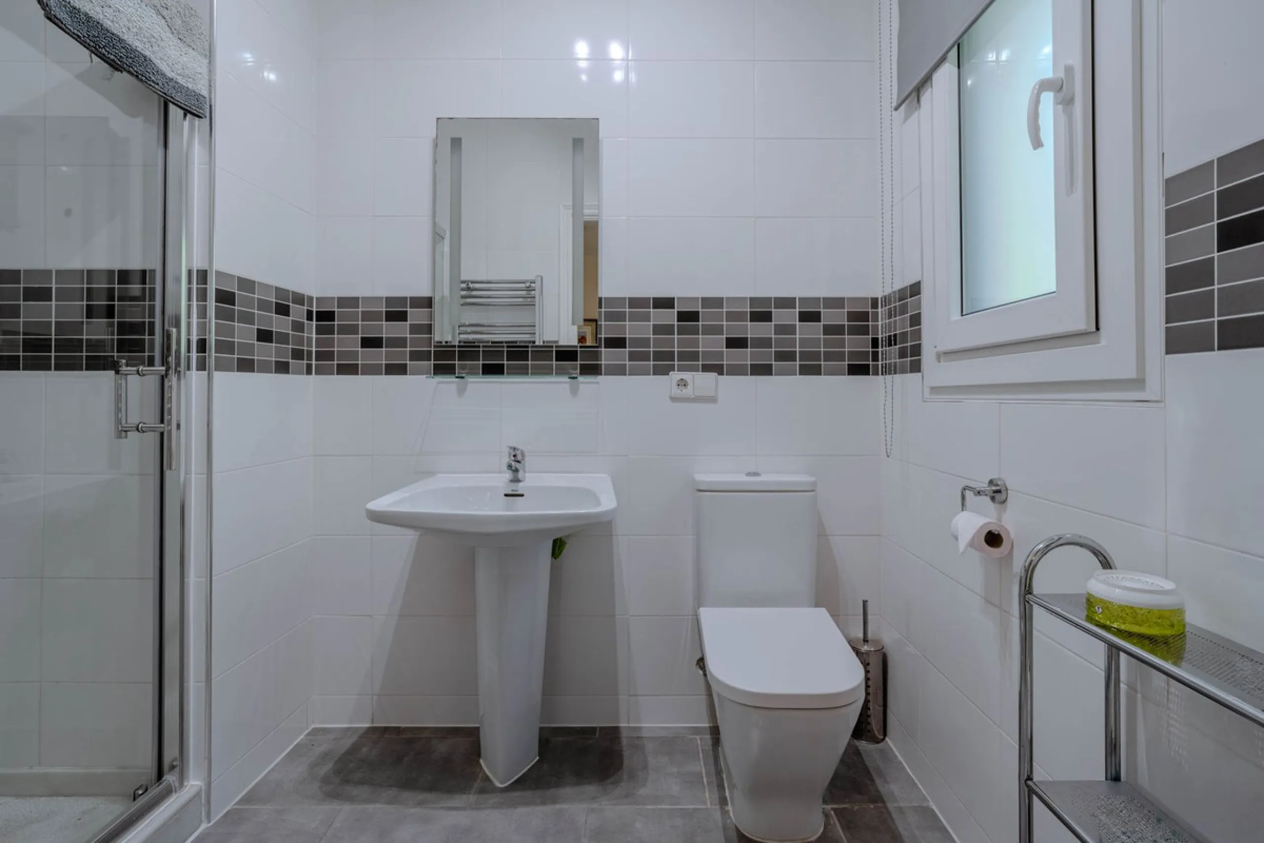 House - Detached Villa в продаже в El Paraiso, Málaga. В доме 4 спален и 3 ванных комнат. Площадь дома 260 м². Площадь участка 1900 м²