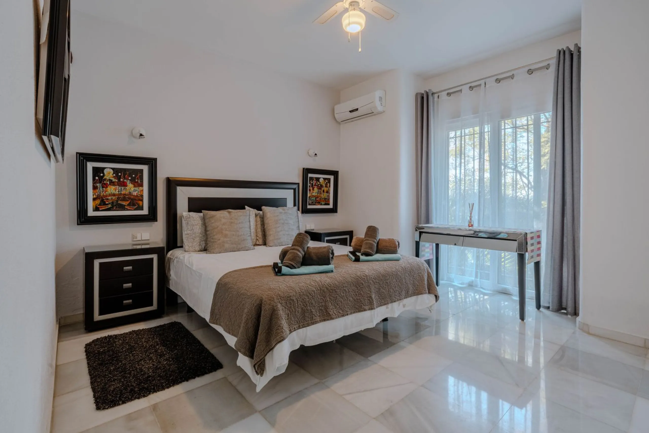House - Detached Villa в продаже в El Paraiso, Málaga. В доме 4 спален и 3 ванных комнат. Площадь дома 260 м². Площадь участка 1900 м²