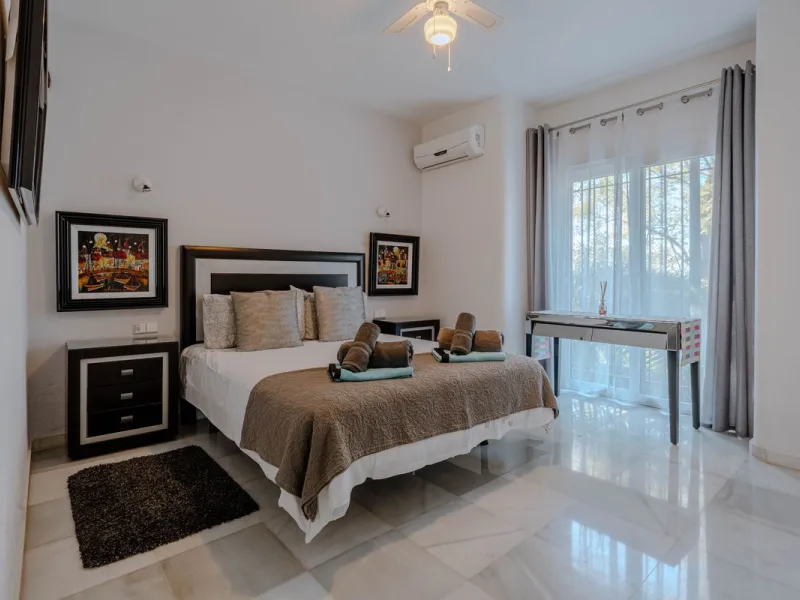 House - Detached Villa в продаже в El Paraiso, Málaga. В доме 4 спален и 3 ванных комнат. Площадь дома 260 м². Площадь участка 1900 м²