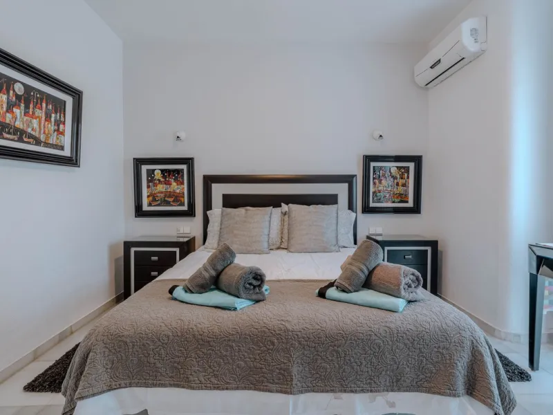 House - Detached Villa в продаже в El Paraiso, Málaga. В доме 4 спален и 3 ванных комнат. Площадь дома 260 м². Площадь участка 1900 м²