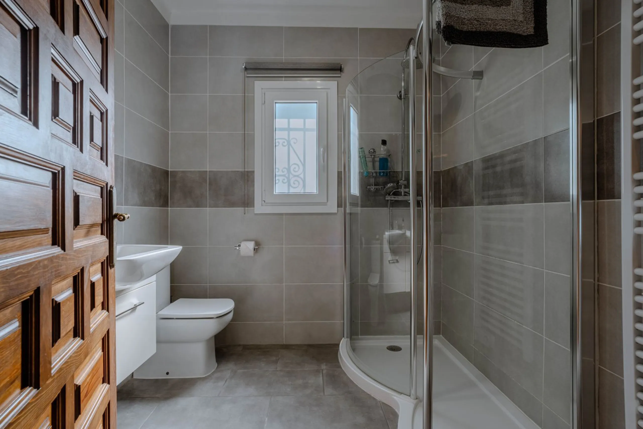 House - Detached Villa в продаже в El Paraiso, Málaga. В доме 4 спален и 3 ванных комнат. Площадь дома 260 м². Площадь участка 1900 м²