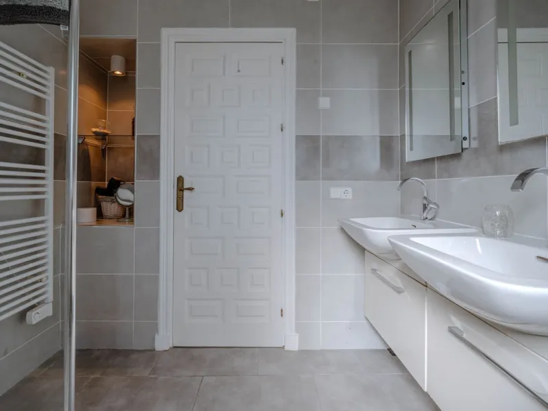 House - Detached Villa в продаже в El Paraiso, Málaga. В доме 4 спален и 3 ванных комнат. Площадь дома 260 м². Площадь участка 1900 м²