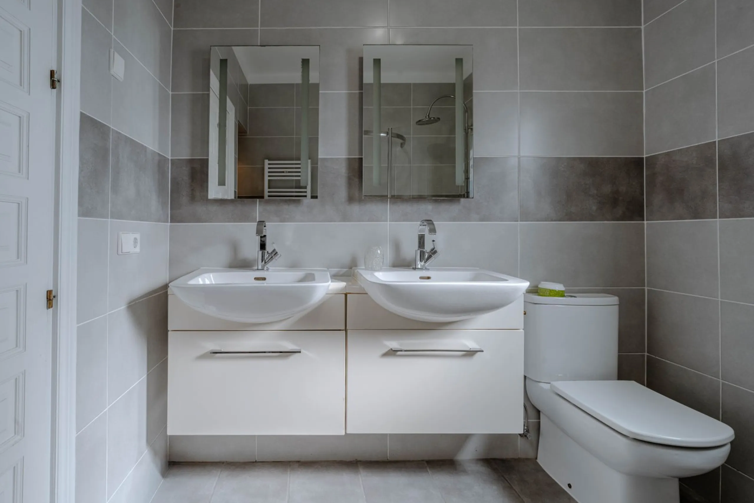 House - Detached Villa в продаже в El Paraiso, Málaga. В доме 4 спален и 3 ванных комнат. Площадь дома 260 м². Площадь участка 1900 м²