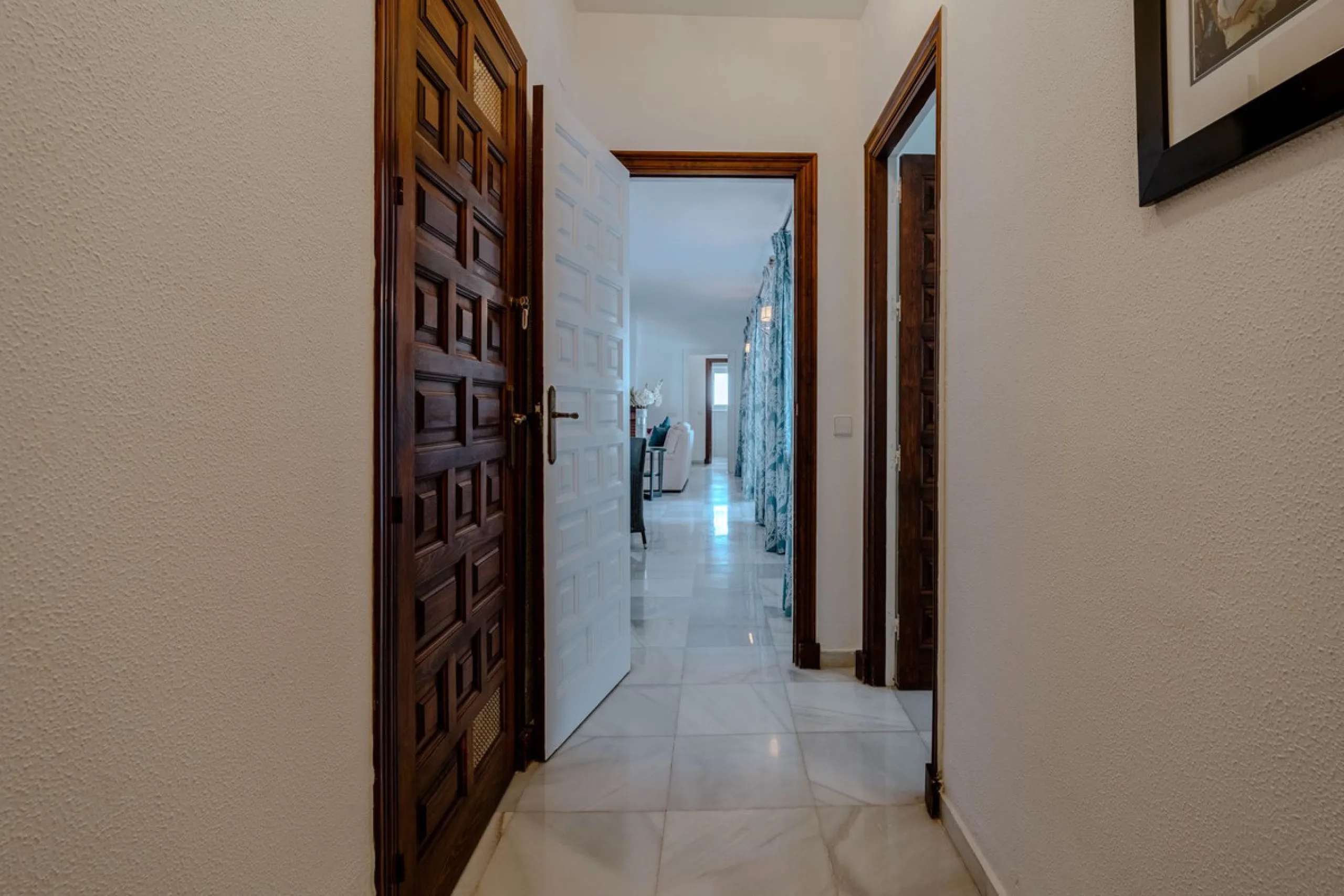 House - Detached Villa в продаже в El Paraiso, Málaga. В доме 4 спален и 3 ванных комнат. Площадь дома 260 м². Площадь участка 1900 м²