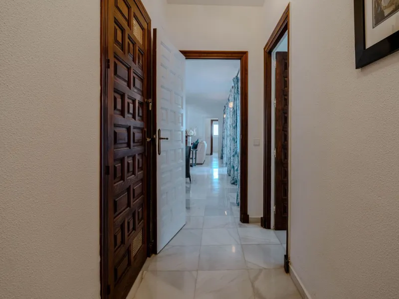House - Detached Villa в продаже в El Paraiso, Málaga. В доме 4 спален и 3 ванных комнат. Площадь дома 260 м². Площадь участка 1900 м²