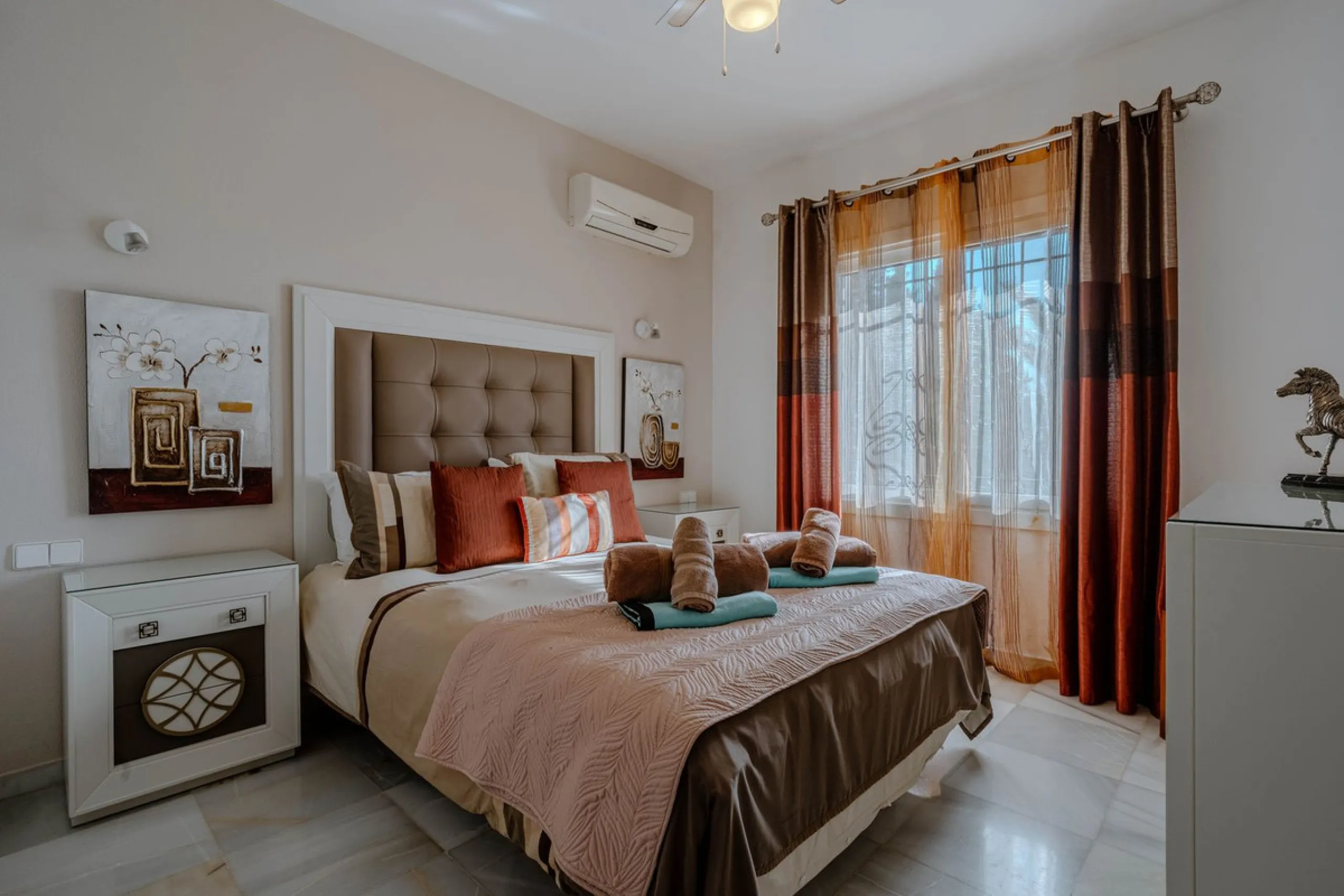 House - Detached Villa в продаже в El Paraiso, Málaga. В доме 4 спален и 3 ванных комнат. Площадь дома 260 м². Площадь участка 1900 м²