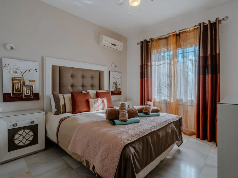 House - Detached Villa в продаже в El Paraiso, Málaga. В доме 4 спален и 3 ванных комнат. Площадь дома 260 м². Площадь участка 1900 м²