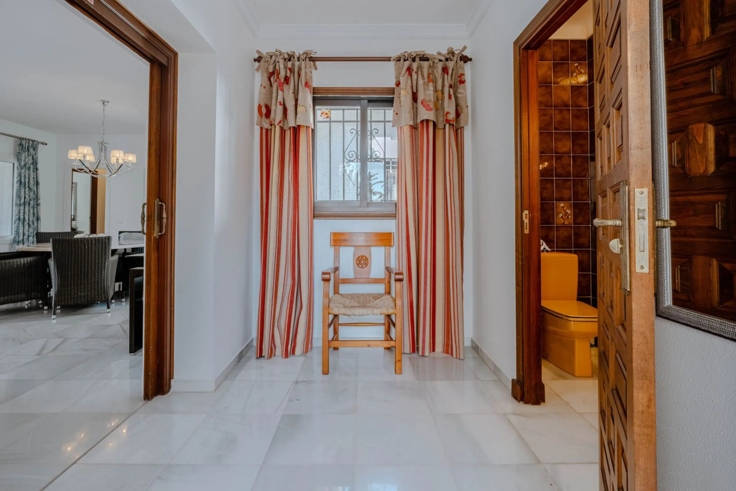 House - Detached Villa в продаже в El Paraiso, Málaga. В доме 4 спален и 3 ванных комнат. Площадь дома 260 м². Площадь участка 1900 м²
