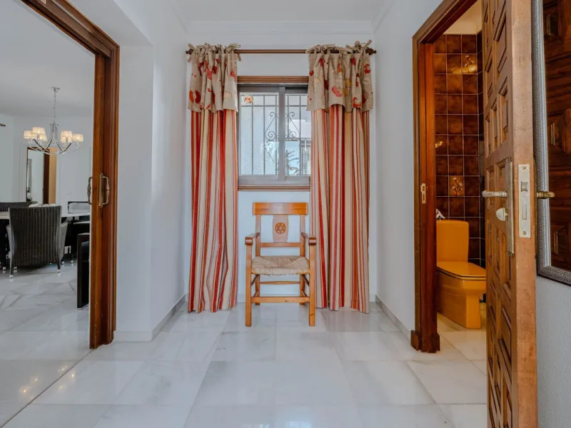 House - Detached Villa в продаже в El Paraiso, Málaga. В доме 4 спален и 3 ванных комнат. Площадь дома 260 м². Площадь участка 1900 м²